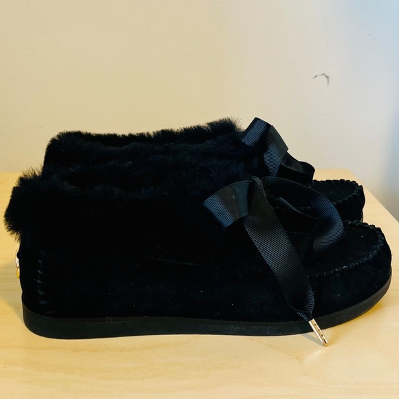 Tory Burch NWOT Aberdeen Black Suede Shearling Bow Logo Slippers - Picture 5 of 5